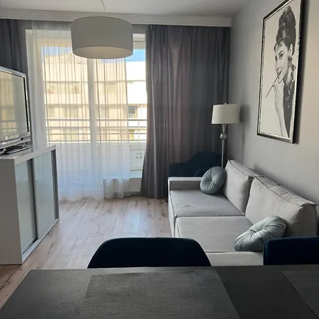 아파트 About Art - Ovo *